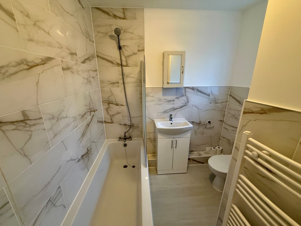 Lot: 153 - VACANT THREE-BEDROOM HOUSE - Bathroom with W.C.